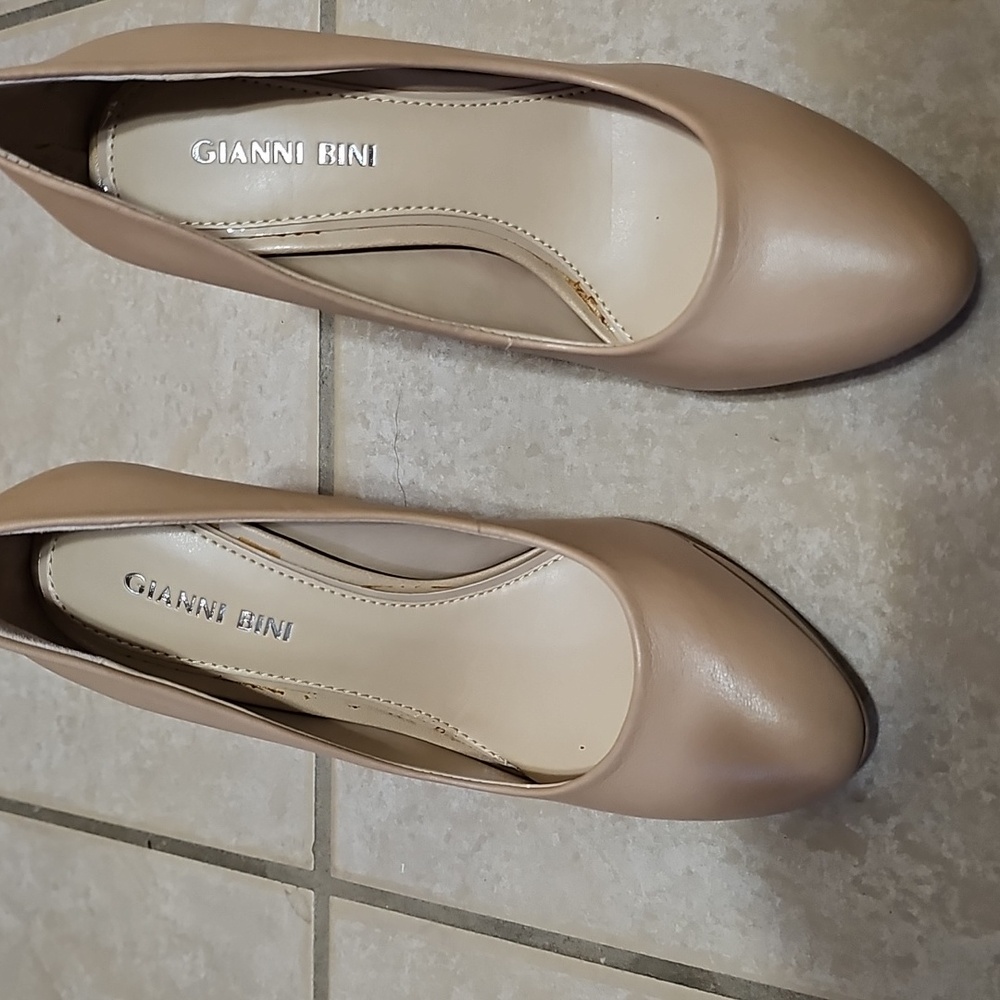 Gianni Bini Women's Pink Marble Pumps. Never Worn
